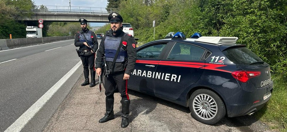 Tenta la “truffa dello specchietto” contro la coppia di anziani ma per caso passano i carabinieri: arrestato un 22enne